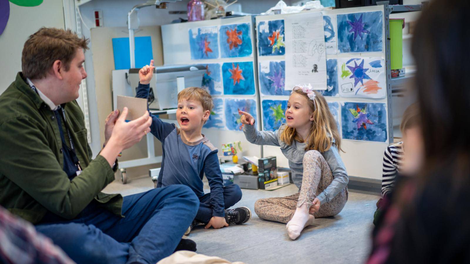 Børnehavebørn med besøg fra Utzon